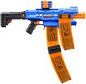 Blauwe X-Shot Insanity blaster met twee doorzichtige oranje magazijnen en een extra magazijn erbovenop. De blaster heeft zwarte en oranje accenten.