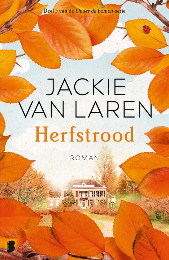 Boek "Herfstrood" van Jackie van Laren, deel 3 van de "Onder de bomen"-serie. Omringd door oranje herfstbladeren met een lieveheersbeestje.