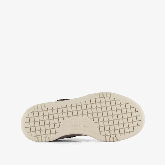 Onderkant van een taupe Skechers sneaker met een beige, geruit profielzool.
