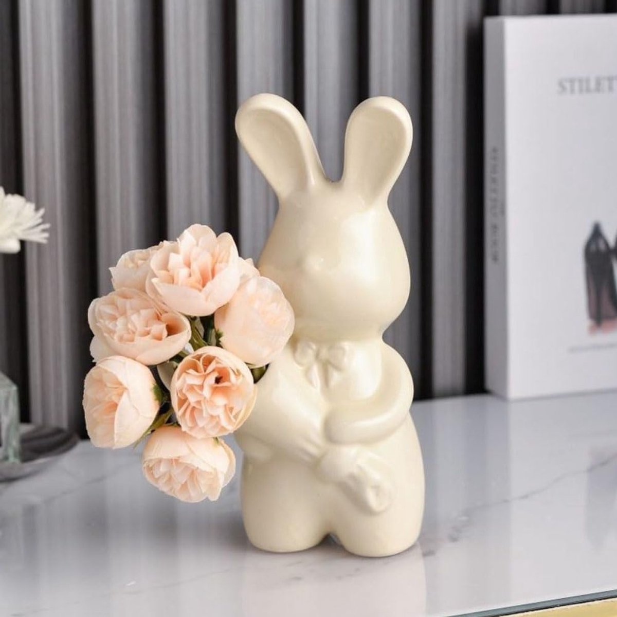 konijn sculptuur ornament met bloem konijn standbeeld figuur decoratie woondecoratie kamerdecoratie konijn vaas voor woonkamer, kantoor desktop, plank (crèmewit)