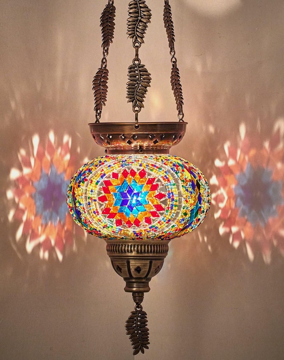 Turks-Marokkaanse kleurrijke mozaïek Boheemse Boho hangende kandelaar lantaarn met handgemaakte kleurrijke glazen bol en metalen bladkettingen, 60 cm (Space Fire)