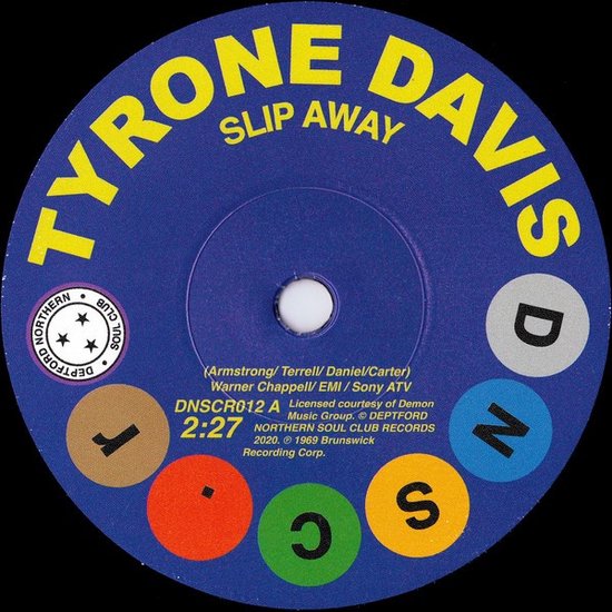 Tyrone Davis 'Slip Away' single label met blauwe achtergrond en gele tekst. De Beatles-logo-achtige "Northern Soul Club" sticker zit linksboven.