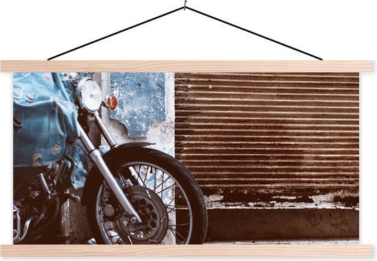 Posterhanger incl. Poster - Schoolplaat - Een geparkeerde motorfiets met een roestige garagedeur - 150x75 cm - Blanke latten