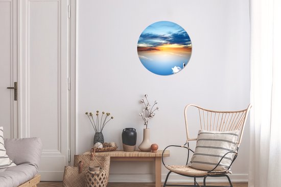 Cygne Witte sur un lac réfléchissant pendant un coucher de soleil Sticker papier peint cercle mural ⌀ 30 cm / cercle papier peint / cercle mural / cercle vivant - autocollant et coupe ronde