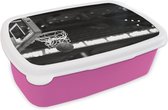 Boîte à lunch Rose - Boîte à lunch - Boîte à pain - Le Basketbal passe par le panier - noir et blanc - 18x12x6 cm - Enfants - Fille - Cadeau Sinterklaas - Distribution de cadeaux pour enfants - Cadeaux chaussures Sinterklaas