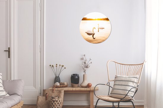 Deux cygnes nagent dans l'eau pendant un coucher de soleil lumineux Assiette en plastique cercle mural Ø 30 cm - impression photo sur cercle mural / cercle vivant (décoration murale)