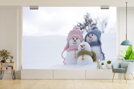 Papier peint Papier peint photo en vinyle - Une famille de poupées de Noël sur le paysage enneigé largeur 360 cm x hauteur 240 cm - Tirage photo sur papier peint (disponible en 7 tailles)