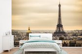 Behang - Fotobehang Dichte wolken boven Parijs en de Eiffeltoren - Breedte 390 cm x hoogte 260 cm
