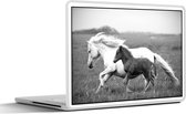 Laptop sticker - 15.6 inch - Paarden - Dieren - Gras - 36x27,5cm - Laptopstickers - Laptop skin - Cover