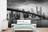 Behang - Fotobehang Brooklyn Brug en de skyline van New York in zwart-wit - Breedte 390 cm x hoogte 260 cm