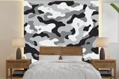 Behang - Fotobehang Zwart-wit camouflage patroon - Breedte 350 cm x hoogte 350 cm