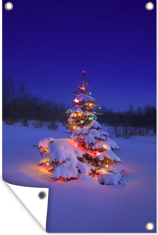 Tuinposter - Tuindoek - Tuinposters buiten - Verlichte kerstboom in de sneeuw bij nacht - 80x120 cm - Tuin