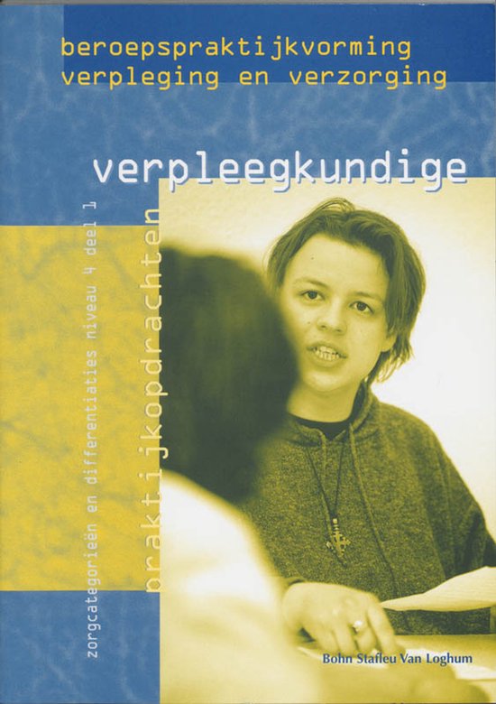 Titel 'verpleegkundige' op een boek met een foto van een jonge vrouw met een ketting, zittend aan een tafel.