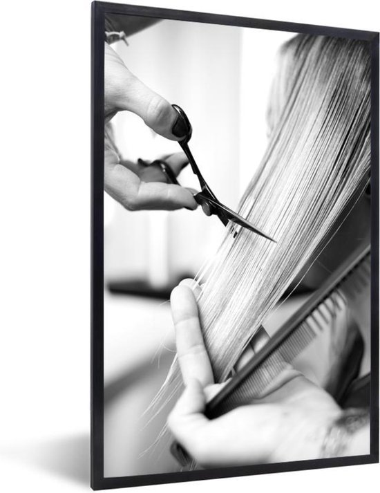 Posters Zwart et Wit - Une femme se faisant couper les cheveux par un coiffeur - noir et blanc - 80x120 cm