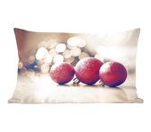 Sierkussens - Kussen - Drie rode kerstballen en kerstverlichting - 50x30 cm - Kussen van katoen