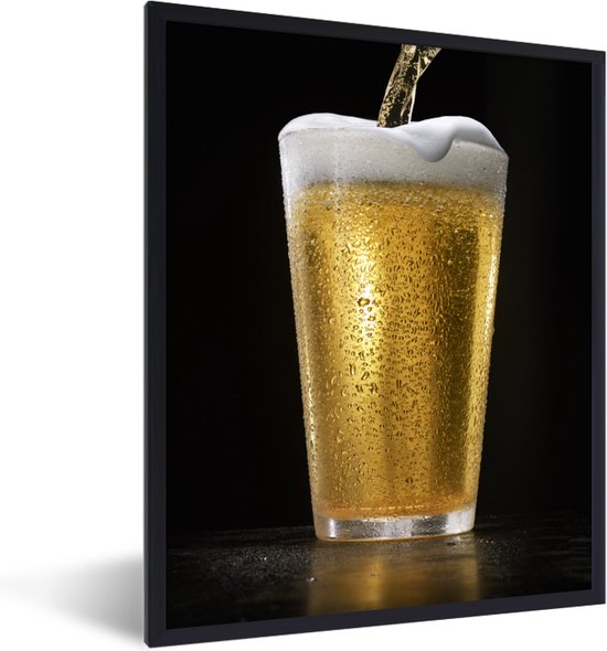 Fotolijst incl. Poster - Heerlijk getapt biertje op een zwarte achtergrond - 30x40 cm - Posterlijst