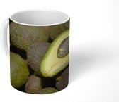 Mok - Eenzame avocado helft op een hoopje - 350 ML - Beker