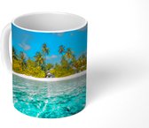 Mok - Uitzicht op een strand met palmbomen vanuit het water - 350 ML - Beker