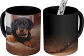 Magische Mok - Foto op Warmte Mokken - Koffiemok - Rottweiler pup ligt op een zacht kussen - Magic Mok - Beker - 350 ML - Theemok