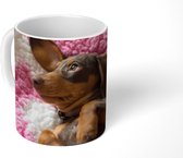Mok - Koffiemok - Een Teckel puppy op een roze deken - Mokken - 350 ML - Beker - Koffiemokken - Theemok