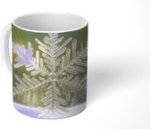 Mok - Close-up bevroren sneeuwvlok in de zon - 350 ML - Beker