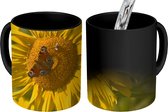Magische Mok - Foto op Warmte Mok - Dagpauwoog vlinder op een zonnebloem - 350 ML