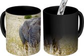 Magische Mok - Foto op Warmte Mokken - Koffiemok - Zonnestralen boven een olifant in de Savanne - Magic Mok - Beker - 350 ML - Theemok