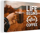 Canvas schilderij 180x120 cm - Wanddecoratie Koffie - Quotes - Spreuken - Life begins after coffee - Muurdecoratie woonkamer - Slaapkamer decoratie - Kamer accessoires - Schilderijen