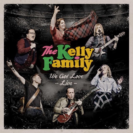 The Kelly Family live met "We Got Love" albumcover, vijf bandleden op het podium