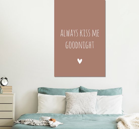 Wanddecoratie Metaal - Aluminium Schilderij Industrieel - Engelse quote "Always kiss me goodnight" met een hartje op een bruine achtergrond - 100x150 cm - Dibond - Foto op aluminium - Industriële muurdecoratie - Voor de woonkamer/slaapkamer