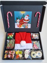 Kids Kerst Snoeperij Pakket - Brievenbus box met verschillende chocolade en snoeplekkernijen en een Kerst-muts - Mystery Card met persoonlijke online (video) boodschap | Kerst Cade