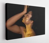 Afro-Amerikaanse vrouw met gouden verf op haar lichaam tegen zwarte achtergrond - Canvas Modern Art - Horizontaal - 1313790977 - 80*60 Horizontal