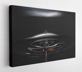 Waterdruppel die golven en rimpelingen creëert op een donkergrijze achtergrond - Modern Art Canvas - Horizontaal - 362255732 - 80*60 Horizontal
