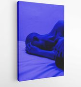 Onlinecanvas - Schilderij - Persoon Liggend Het Dragen Oorbel Art Verticaal Vertical - Multicolor - 50 X 40 Cm