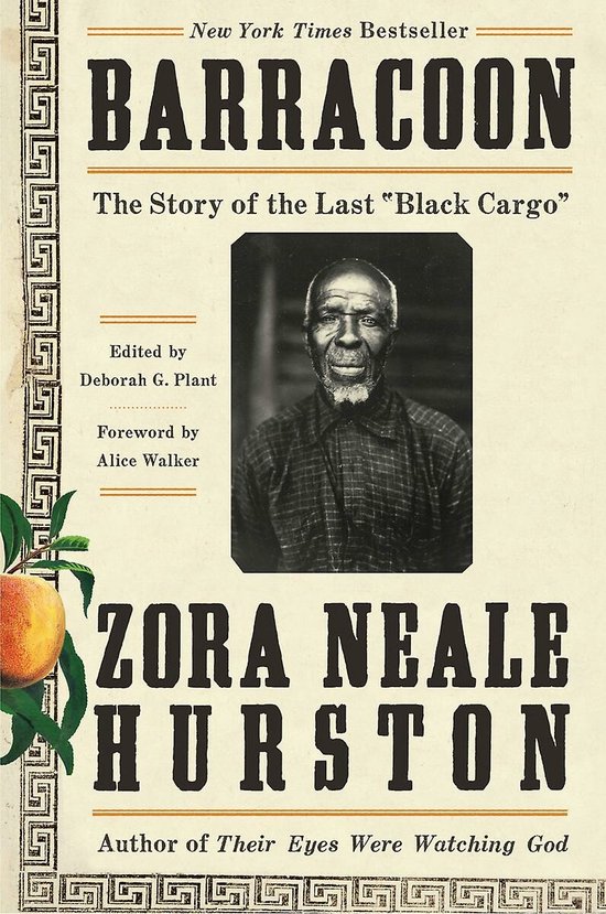 Boekcover van 'Barracoon: The Story of the Last "Black Cargo"' door Zora Neale Hurston, met een zwart-witfoto van een oudere zwarte man.