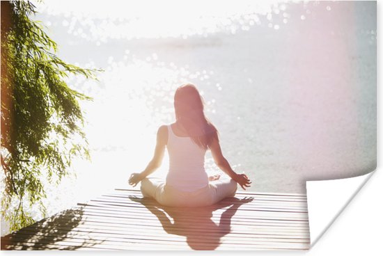 Une femme pratique le yoga sur une jetée Poster 60x40 cm - Tirage photo sur Poster (décoration murale salon / chambre)