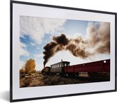 Beaucoup de vapeur au-dessus de la locomotive à vapeur