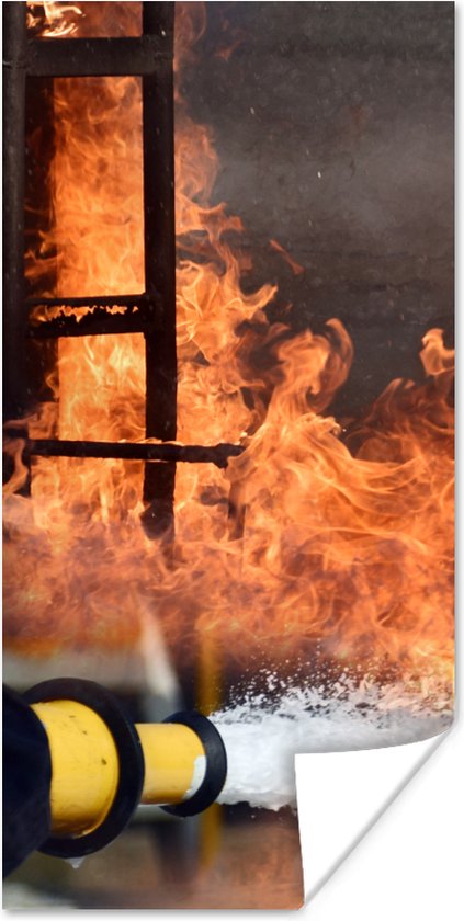 Poster Brandweer schiet schuim op vuur - 80x160 cm