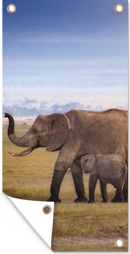 Tuinposter Natte poten van een baby olifant en zijn moeder - 30x60 cm - Tuindoek - Buitenposter