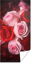 Poster Een close-up van een boeket van roze en rode rozen - 60x120 cm