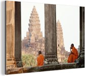 Wanddecoratie Metaal - Aluminium Schilderij Industrieel - Monniken zitten te rusten in Angkor Wat - 90x60 cm - Dibond - Foto op aluminium - Industriële muurdecoratie - Voor de woonkamer/slaapkamer