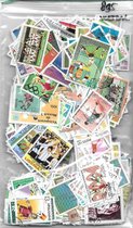 Voetbal – Luxe postzegel pakket (C5 formaat) : collectie van 895 verschillende postzegels van voetbal – kan als ansichtkaart in een A6 envelop - authentiek cadeau - kado - geschenk - kaart - goal - doel - voetballer - balsport - wk - ek - league