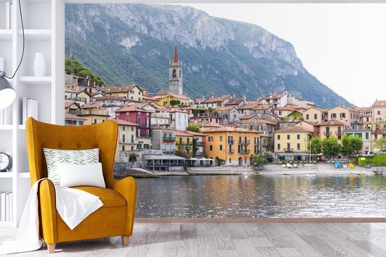 Papier peint Papier peint photo en vinyle - Le village de Varenna situé au bord de l'eau du lac de Côme largeur 360 cm x hauteur 240 cm - Tirage photo sur papier peint (disponible en 7 tailles)