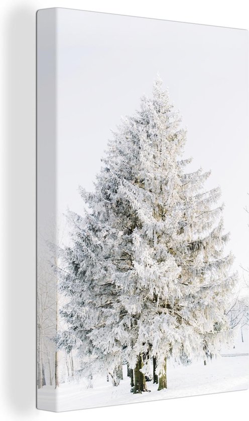 Canvas schilderij van een besneeuwde kerstboom op een lichte achtergrond.
