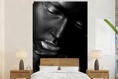 Behang - Fotobehang Een vrouw met gouden gloed en glanzende lippenstift - zwart wit - Breedte 160 cm x hoogte 240 cm