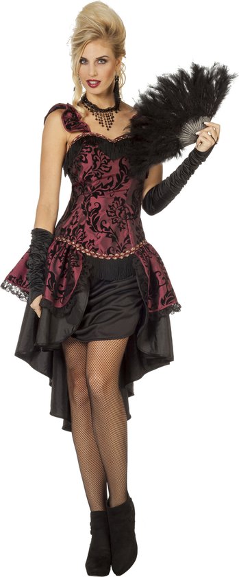 Vue avant du mannequin, portant une robe corset bordeaux à motif floral en velours noir, volants, franges, collants résille et chaussures noires.