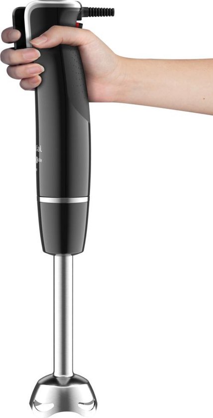 Hand die een zwarte Tefal InfinyForce staafmixer vasthoudt.
