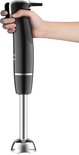 Hand die een zwarte Tefal InfinyForce staafmixer vasthoudt.
