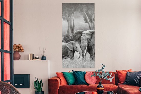 Canvas Schilderij Baby olifant met haar moeder in zwart-wit - 80x160 cm - Wanddecoratie