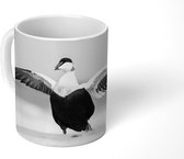Mok - Een eider spreid zijn vogels op het strand - zwart wit - 350 ML - Beker
